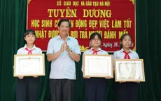 Biểu dương ba học sinh nhặt được tiền trả lại người đánh rơi