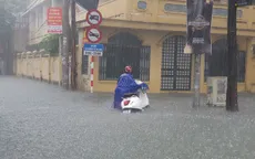 Mưa như trút, thành phố Vinh chìm trong biển nước