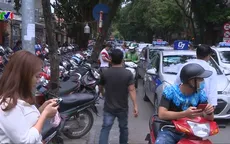 Lộn xộn, ùn tắc trước cổng bệnh viện Việt Đức