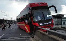 Tiền Giang: Xe giường nằm leo dải phân cách, nhiều hành khách hoảng loạn