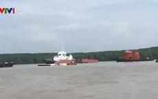 Nỗ lực trục vớt tàu chở container chìm trên sông Lòng Tàu