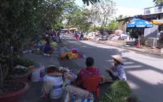 Nâng cấp chợ chậm tiến độ tiểu thương tràn ra đường buôn bán