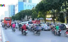Ùn tắc giao thông do dừng đỗ xe lộn xộn tại cổng trường