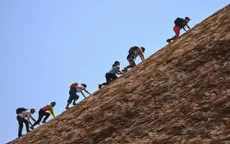 Khách du lịch đổ xô đến núi thiêng Uluru trước lệnh đóng cửa