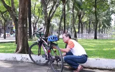 Ông giám đốc đi làm bằng xe đạp