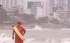 Nha Trang cấm du khách tắm biển do bão