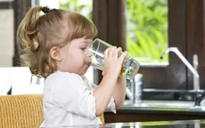Bổ sung nước giúp cải thiện sự linh hoạt của trẻ nhỏ