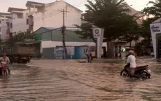 Triều cường gây ngập úng, người dân TP.HCM đi lại khó khăn