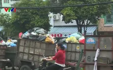 Tập kết rác gây cản trở giao thông trên một số tuyến đường ở TP.HCM