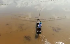 Nhọc nhằn nghề đẩy côn mùa nước nổi