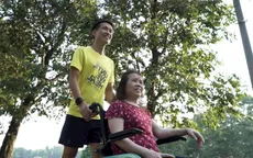 Chàng trai đẩy theo mẹ ngồi xe lăn chạy bộ, gây xúc động trong tập 4 Revive Marathon xuyên Việt