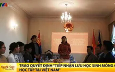 Trao quyết định "Tiếp nhận lưu học sinh Mông Cổ học tập tại Việt Nam"