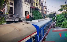 Tàu qua phố cà phê Hà Nội phải dừng khẩn cấp