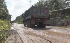 Xe ben chở cát phá nát đường dân sinh