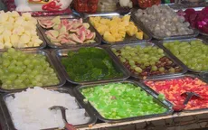 Thưởng thức trái cây tô chợ đêm