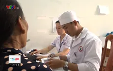 Hàng loạt bác sĩ bệnh viện công nghỉ việc