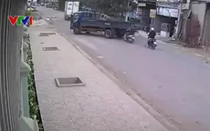 Không làm chủ tốc độ, xe máy đâm thẳng vào đuôi xe tải