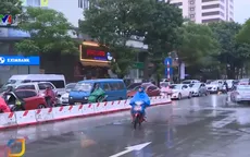 Giao thông tại Hà Nội "căng thẳng" trong ngày mưa gió