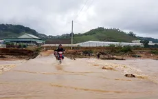 Một người bị lũ cuốn khi cố đi qua đập tràn ở Lâm Đồng