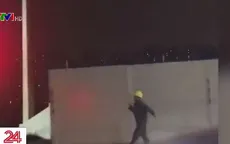 Thú vị clip công nhân xây dựng nhảy chân sáo về nhà