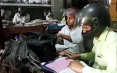 Công chức Ấn Độ đội mũ bảo hiểm... trong phòng làm việc