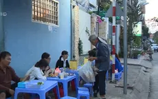 Người đàn ông khiếm khuyết và chiếc xe bánh tráng rong nơi xứ lạ