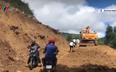 Khắc phục thông tuyến cơ bản đường bị sạt lở do mưa bão tại Quảng Ngãi