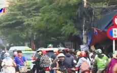 Tắc đường vì ô tô nối đuôi nhau đi vào đường có biển cấm