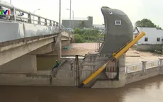 Bạc Liêu đóng cống ứng phó triều cường