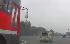 Cố vượt đèn đỏ, xe khách đâm nát đuôi xe con