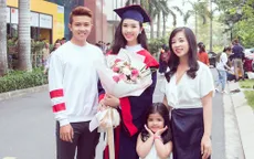 Á hậu Thúy An khoe mẹ trẻ đẹp, em trai "soái ca" trong lễ tốt nghiệp đại học