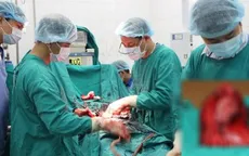 Bác sĩ tuyến huyện mổ cắt khối u xơ hơn 5kg
