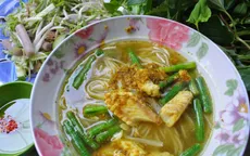 Thưởng thức bún cá Num bo choc của Campuchia ở Sài thành