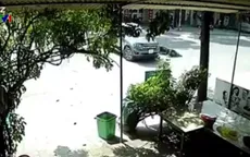 Xe máy phóng nhanh, lao thẳng vào ô tô đang quay đầu