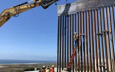 Tường biên giới Mỹ - Mexico bị bọn buôn người cưa thủng