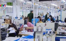 Công nhân Công ty Golden Victory Việt Nam đi làm lại sau vụ ngất xỉu