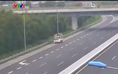 Clip: Bất chấp nguy hiểm, tài xế vẫn lùi xe trên cao tốc