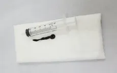 Gắp con nấc sống trong khí quản bé gái vùng cao