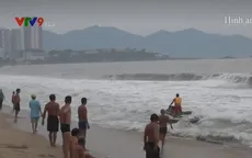 Bất chấp bão số 6 gây sóng to nguy hiểm, nhiều người vẫn tắm biển