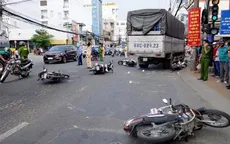 An Giang: Xe tải cuốn 6 xe máy đang dừng đèn đỏ