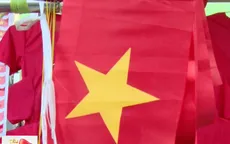 Sôi động thị trường đồ cổ vũ bóng đá ở TP.HCM trước giờ bóng lăn