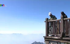 Thu gom rác trên đỉnh Fansipan với “biệt đội Tarzan đỉnh trời"