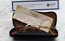 Kính của John Lennon được bán đấu giá 137.500 bảng Anh