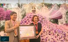 Áo cưới kết bằng hoa tươi xác lập kỉ lục tại Việt Nam