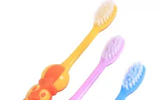 Độc đáo với giá treo đồ được làm từ bàn chải đánh răng