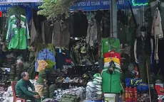 Ngang nhiên buôn bán quân trang trái phép trên thị trường