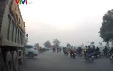 Rơi vào điểm mù, xe con va chạm với xe tải