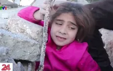 Bé gái được cứu giữa cuộc không kích tại Syria