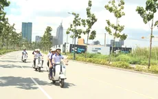 Khám phá TP.HCM trên chiếc xe Vespa cổ