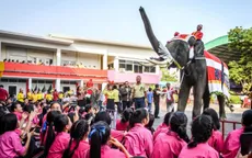 Ông già Noel voi tặng quà cho trẻ em Thái Lan